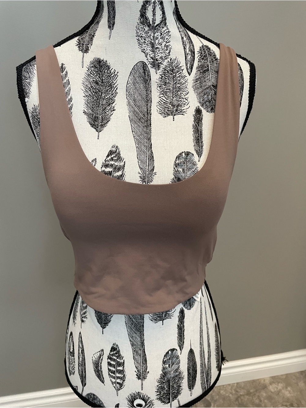 ARITZIA - Babaton -  Scoop Neck Sculpt Cropped Tank Top - Mauve Brown